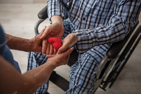 Couple de seniors marchant ensemble après avoir reçu de bonnes nouvelles sur leur santé cardiaque.
