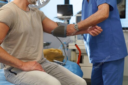 Homme de plus de 50 ans discutant d’un dépistage du cœur avec un professionnel de santé.